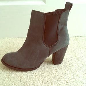 Steve Madden Size 9 Gray Ankle Booties